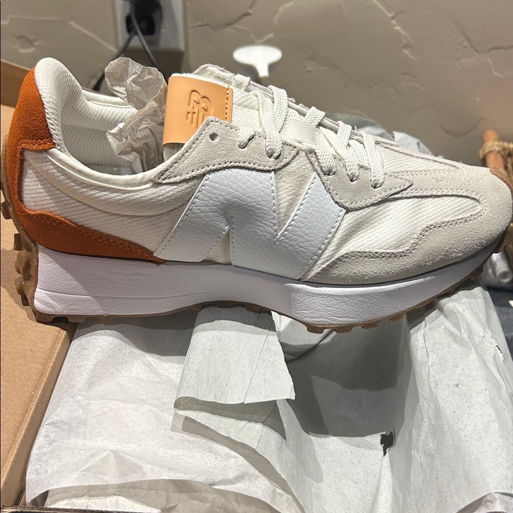 New Balance Women’s Cream and suede leather Sneakers - Picture 2 of 5